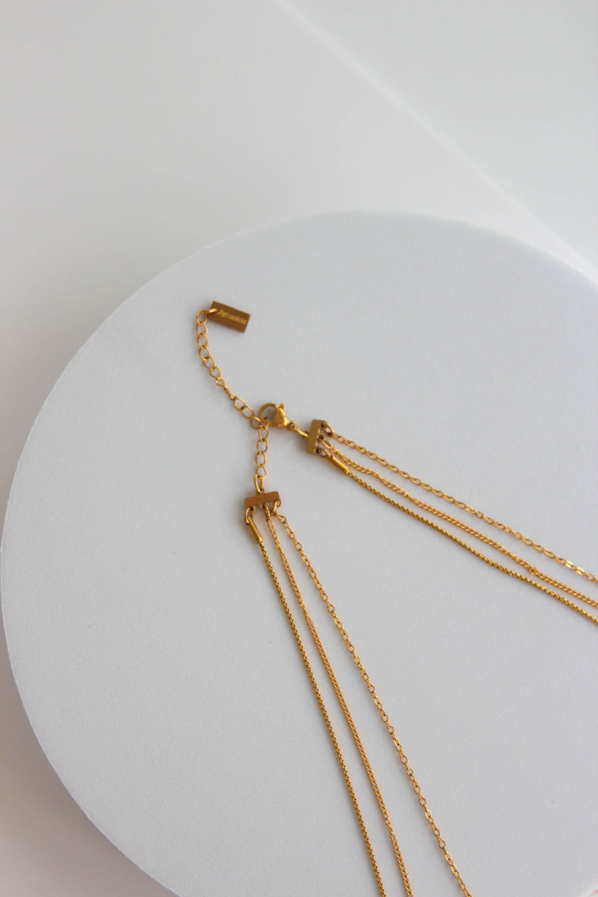 Colar em Aço Dourado Triplo com Letra