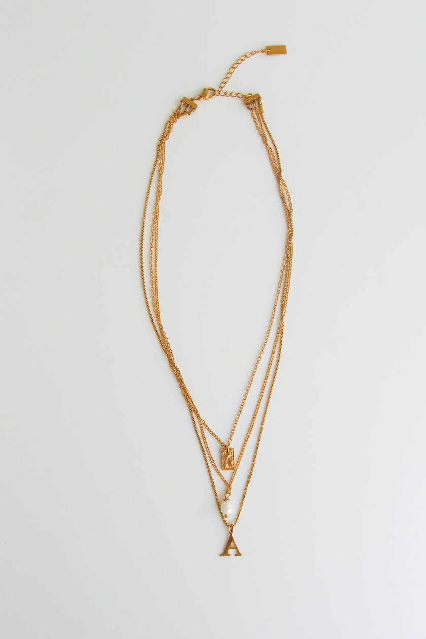 Colar em Aço Dourado Triplo com Letra