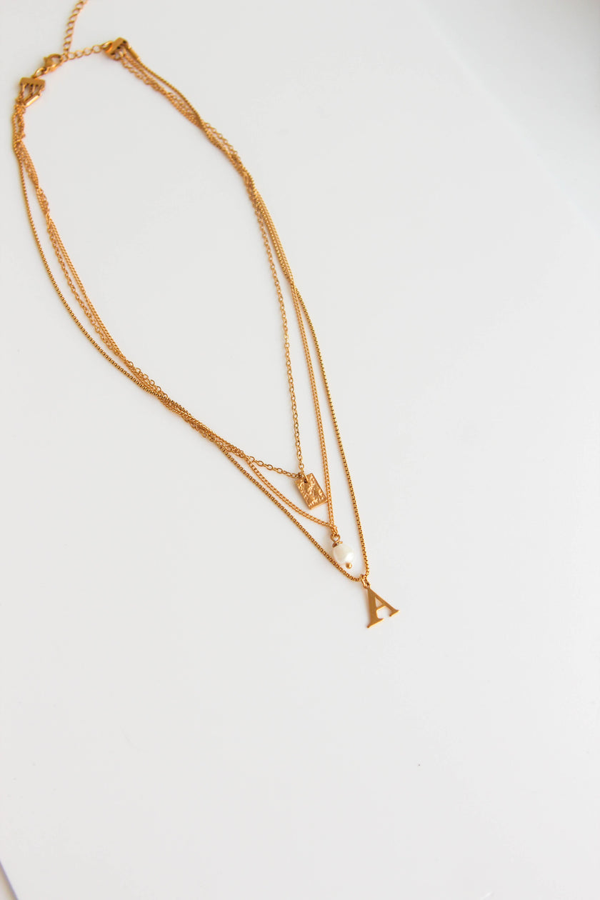 Colar em Aço Dourado Triplo com Letra