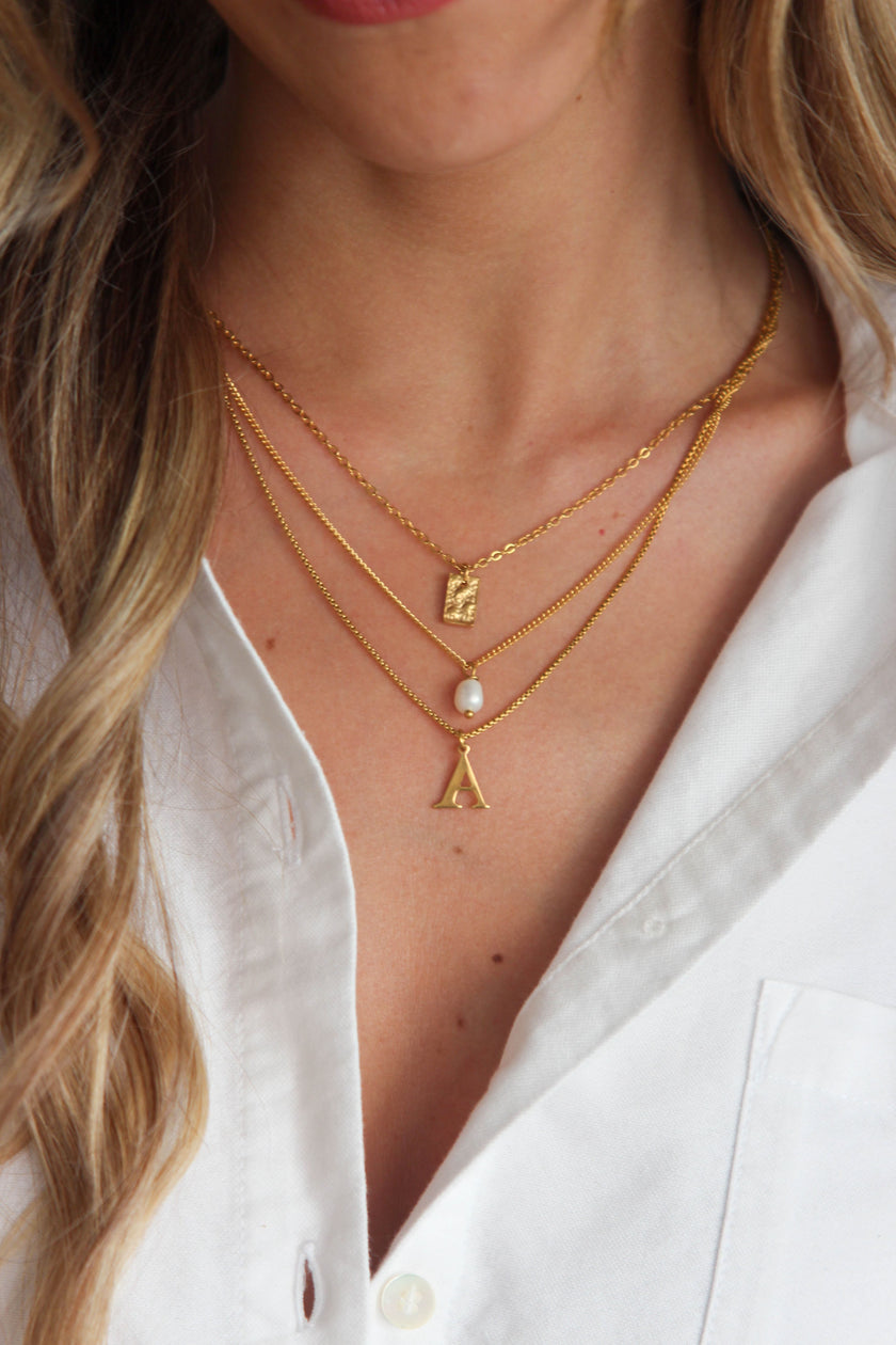 Colar em Aço Dourado Triplo com Letra