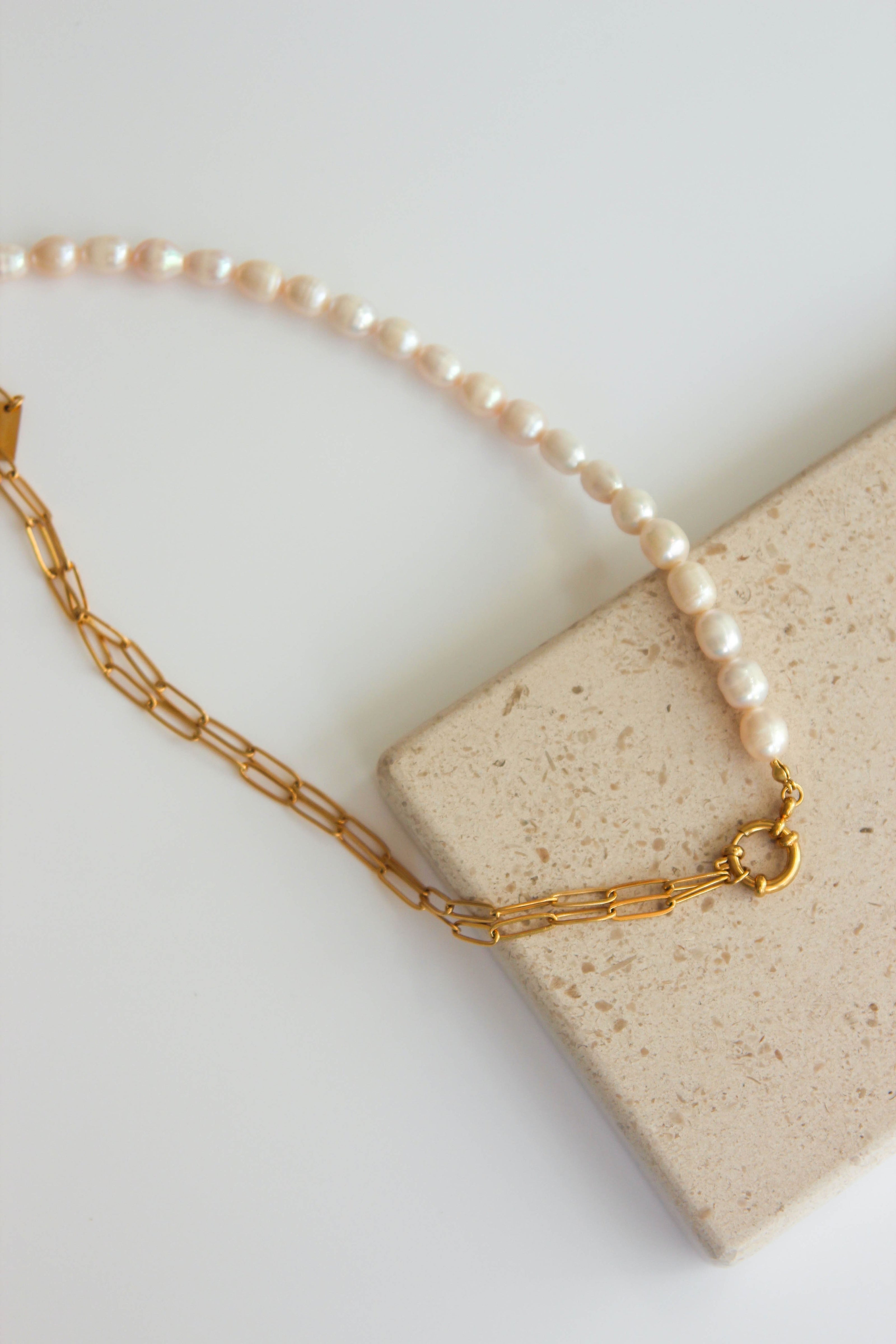 Colar em Aço Dourado Versátil com Pérolas Naturais e Fecho Circular