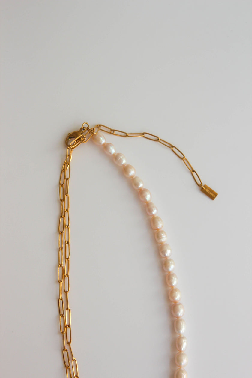 Colar em Aço Dourado Versátil com Pérolas Naturais e Fecho Circular