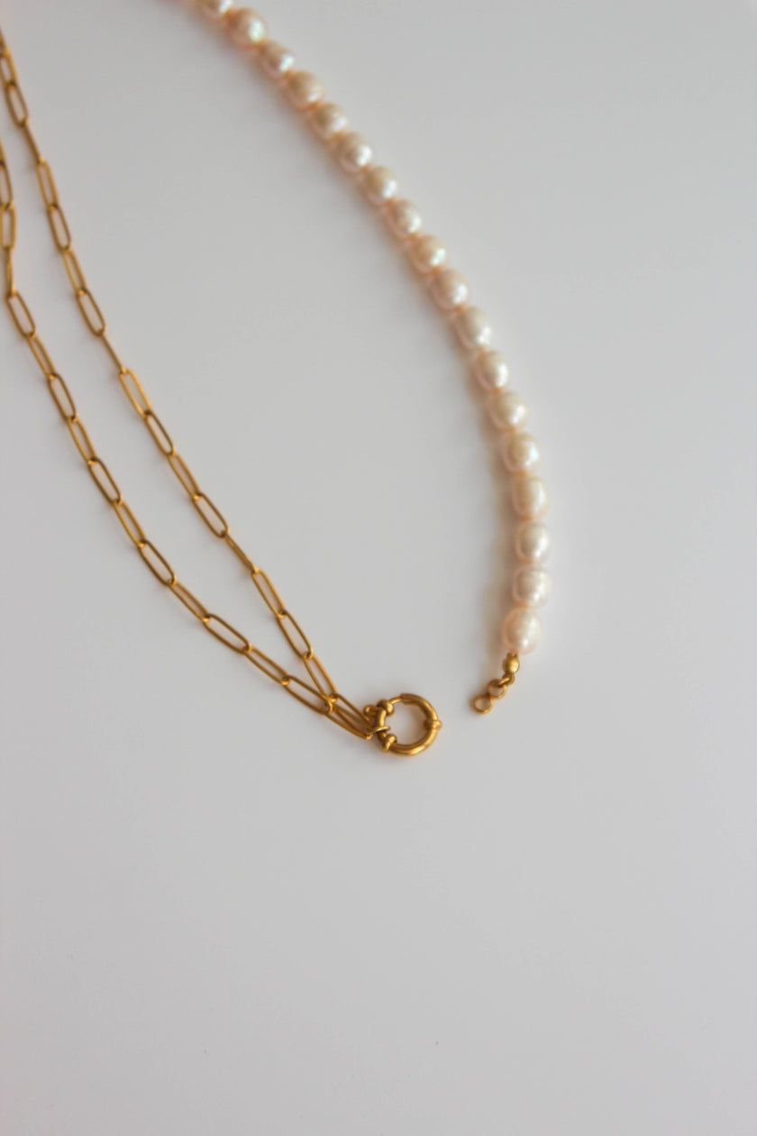 Colar em Aço Dourado Versátil com Pérolas Naturais e Fecho Circular