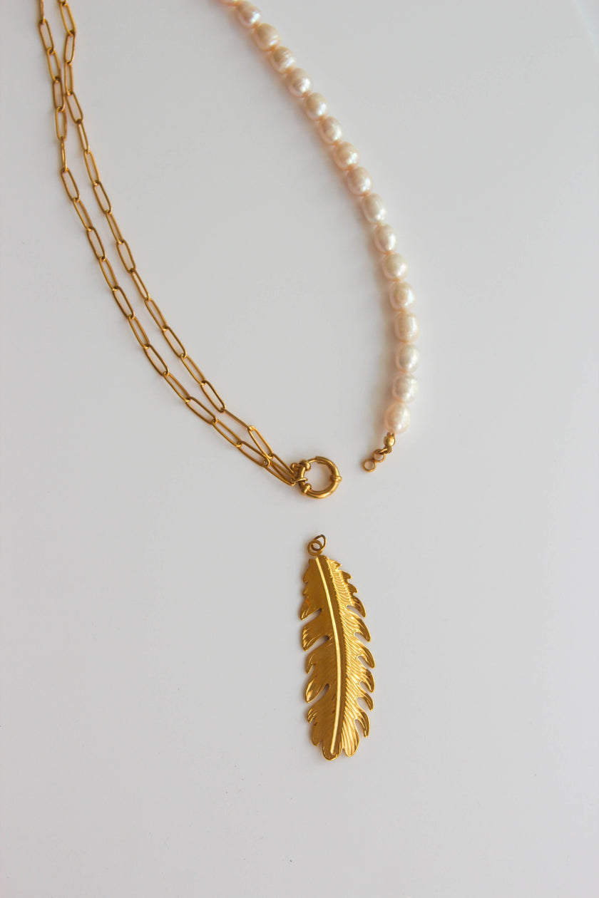 Colar em Aço Dourado Versátil com Pérolas Naturais e Fecho Circular