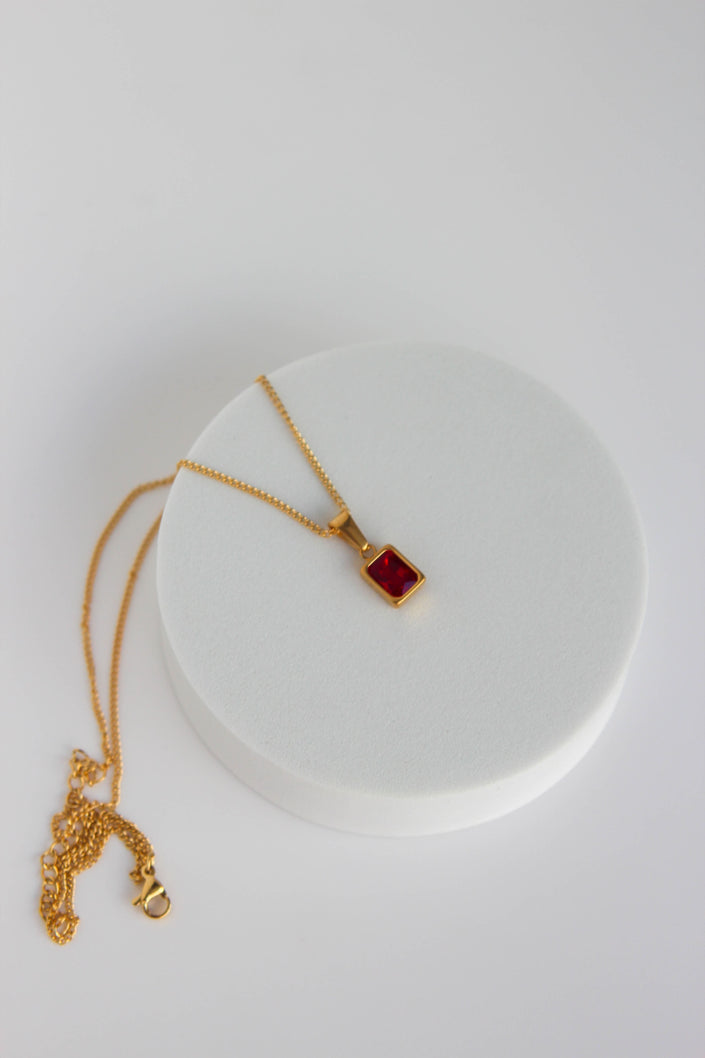 Colar em Aço Dourado com Brilhante Bordô