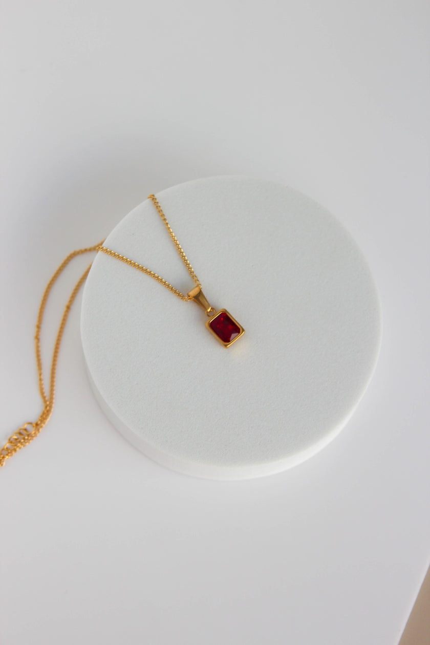 Colar em Aço Dourado com Brilhante Bordô