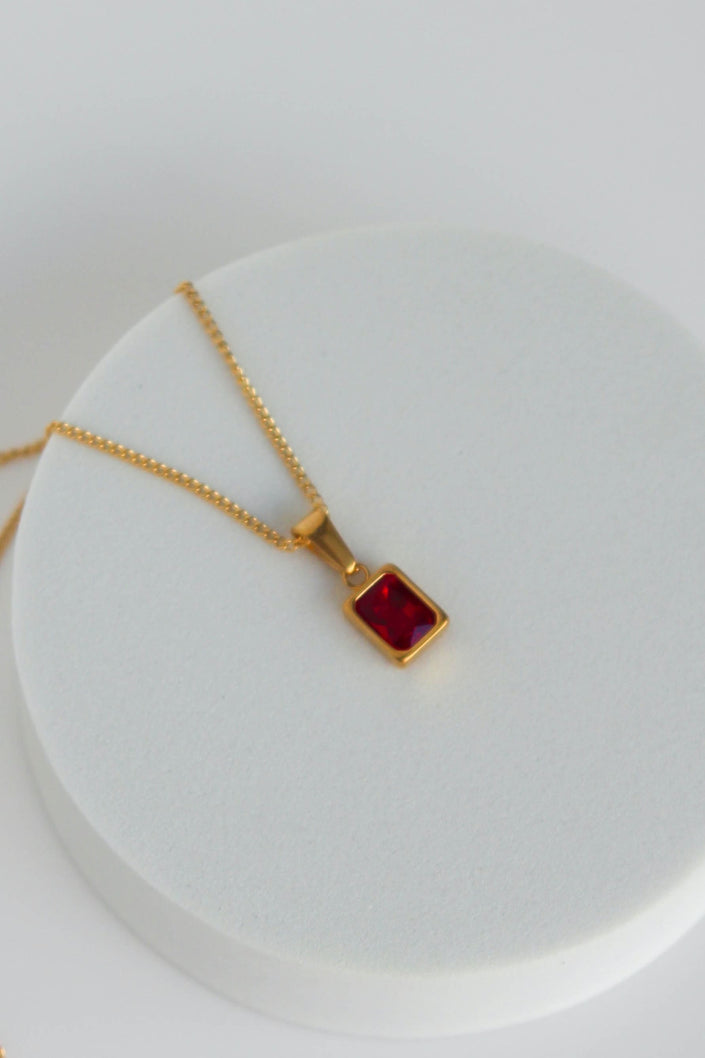 Colar em Aço Dourado com Brilhante Bordô