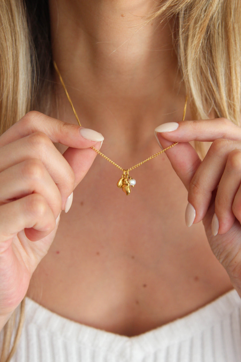 Colar em Aço Dourado com Concha, Búzio e Pérola