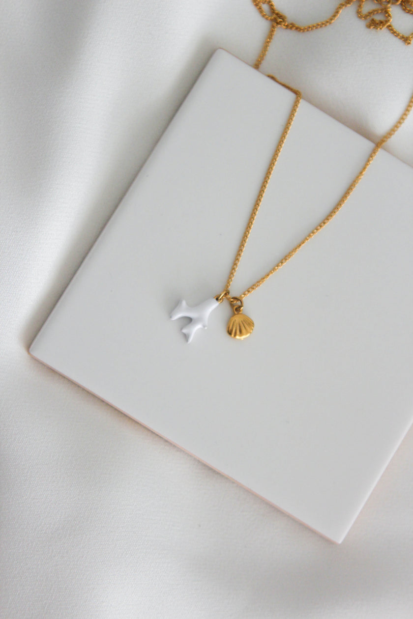 Colar em Aço Dourado com Concha e Coral