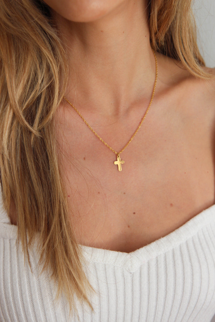 Colar em Aço Dourado com Cruz