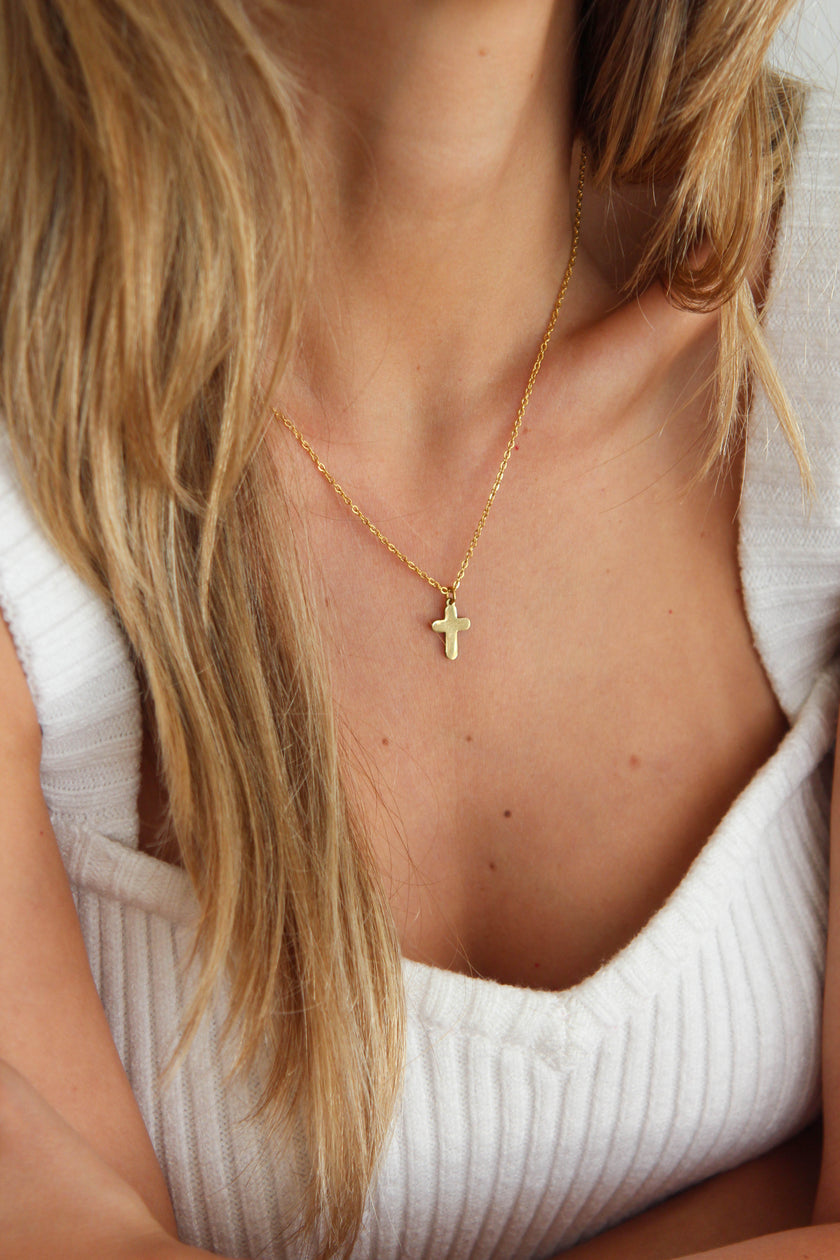 Colar em Aço Dourado com Cruz