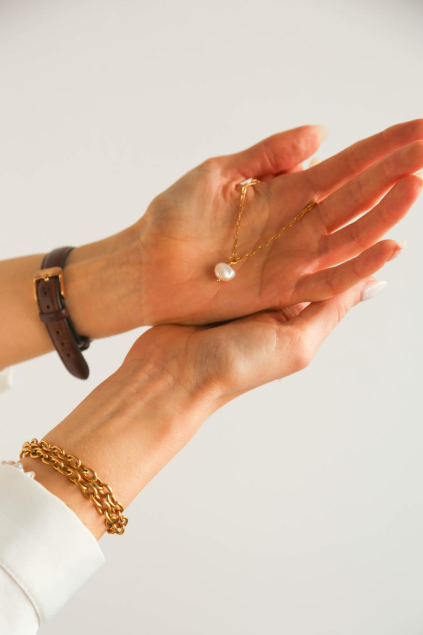 Colar em Aço Dourado com Malha Retangular e Pérola Natural