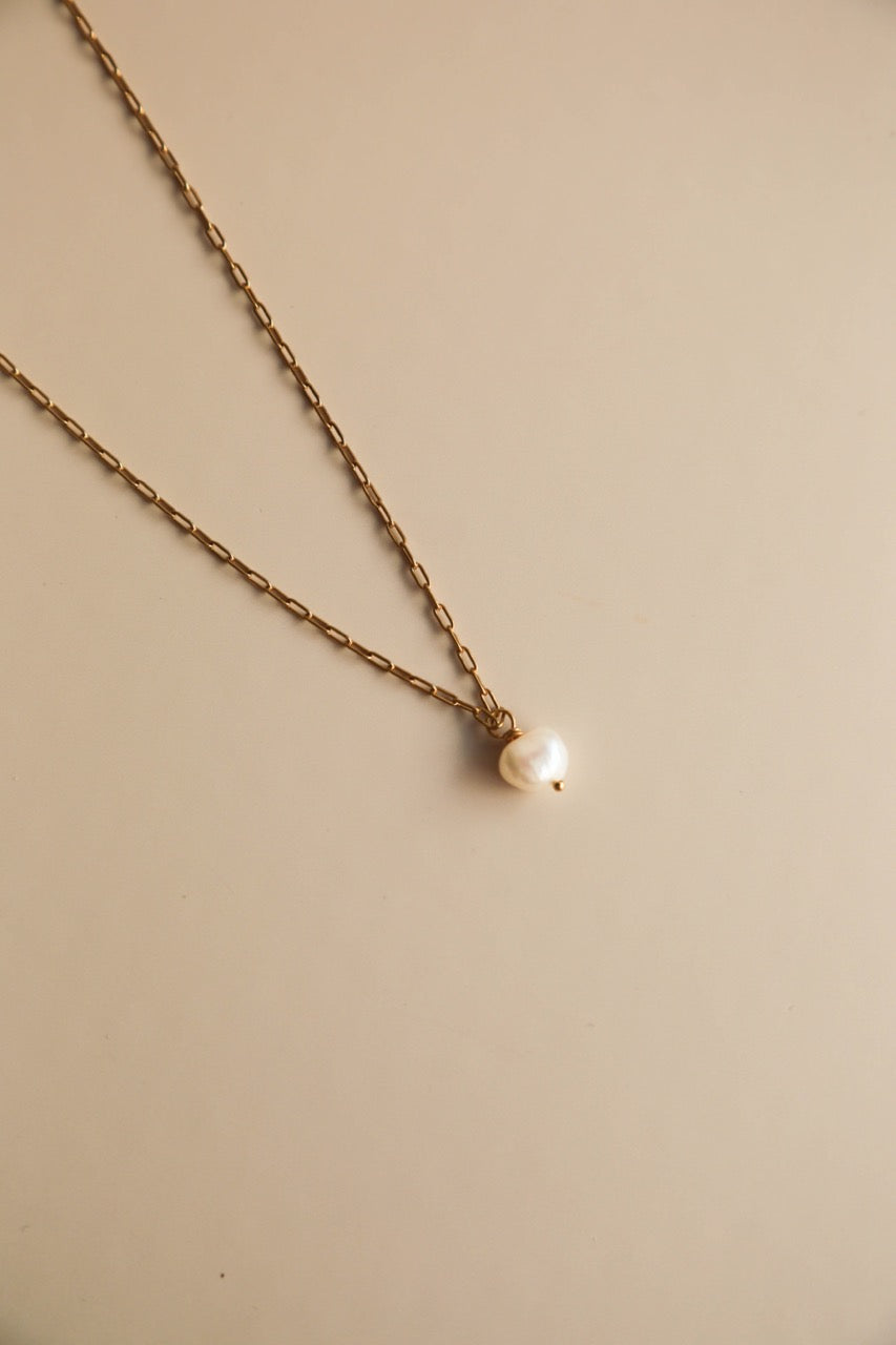 Colar em Aço Dourado com Malha Retangular e Pérola Natural