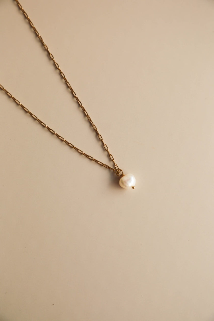 Colar em Aço Dourado com Malha Retangular e Pérola Natural