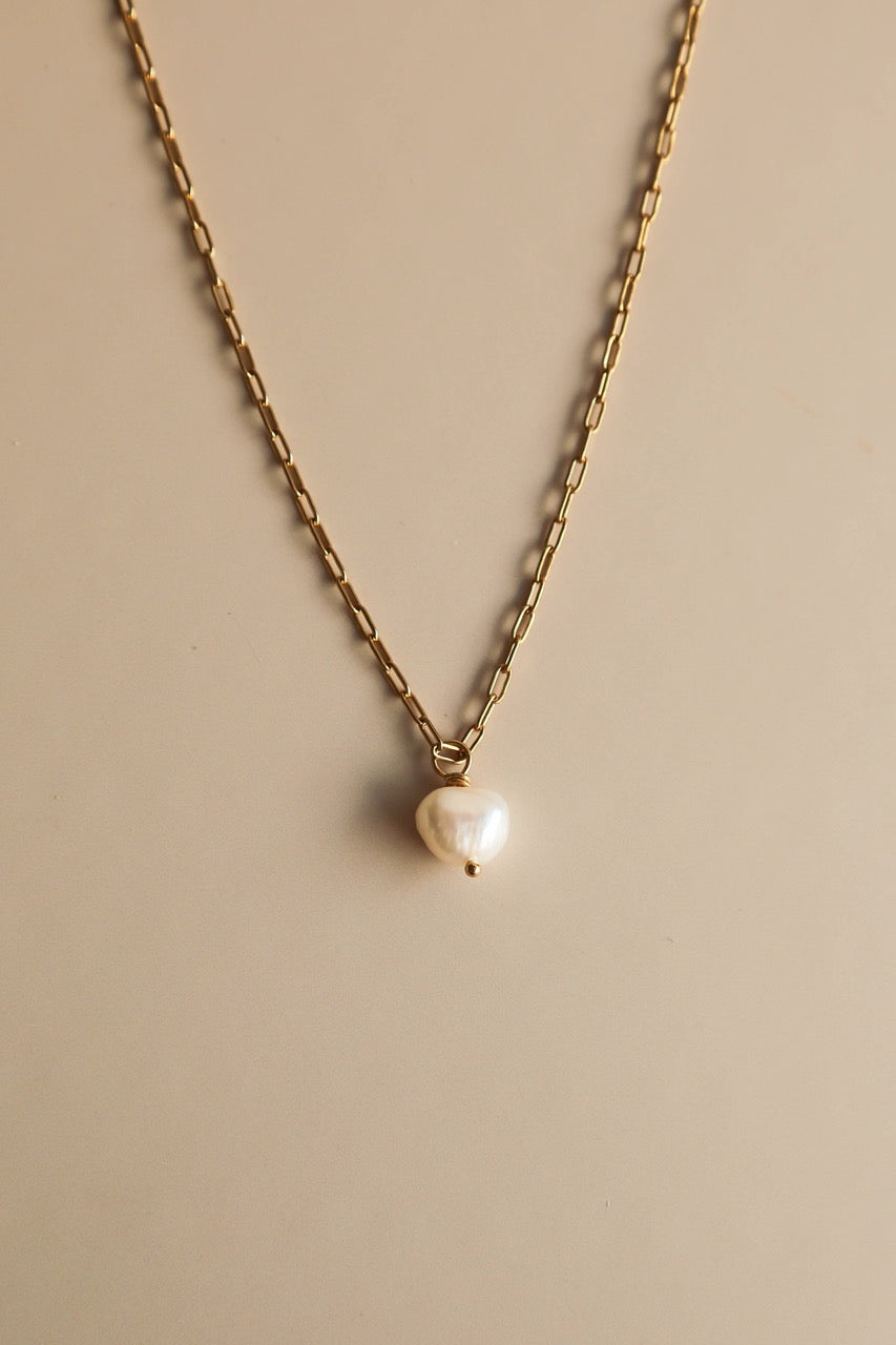 Colar em Aço Dourado com Malha Retangular e Pérola Natural