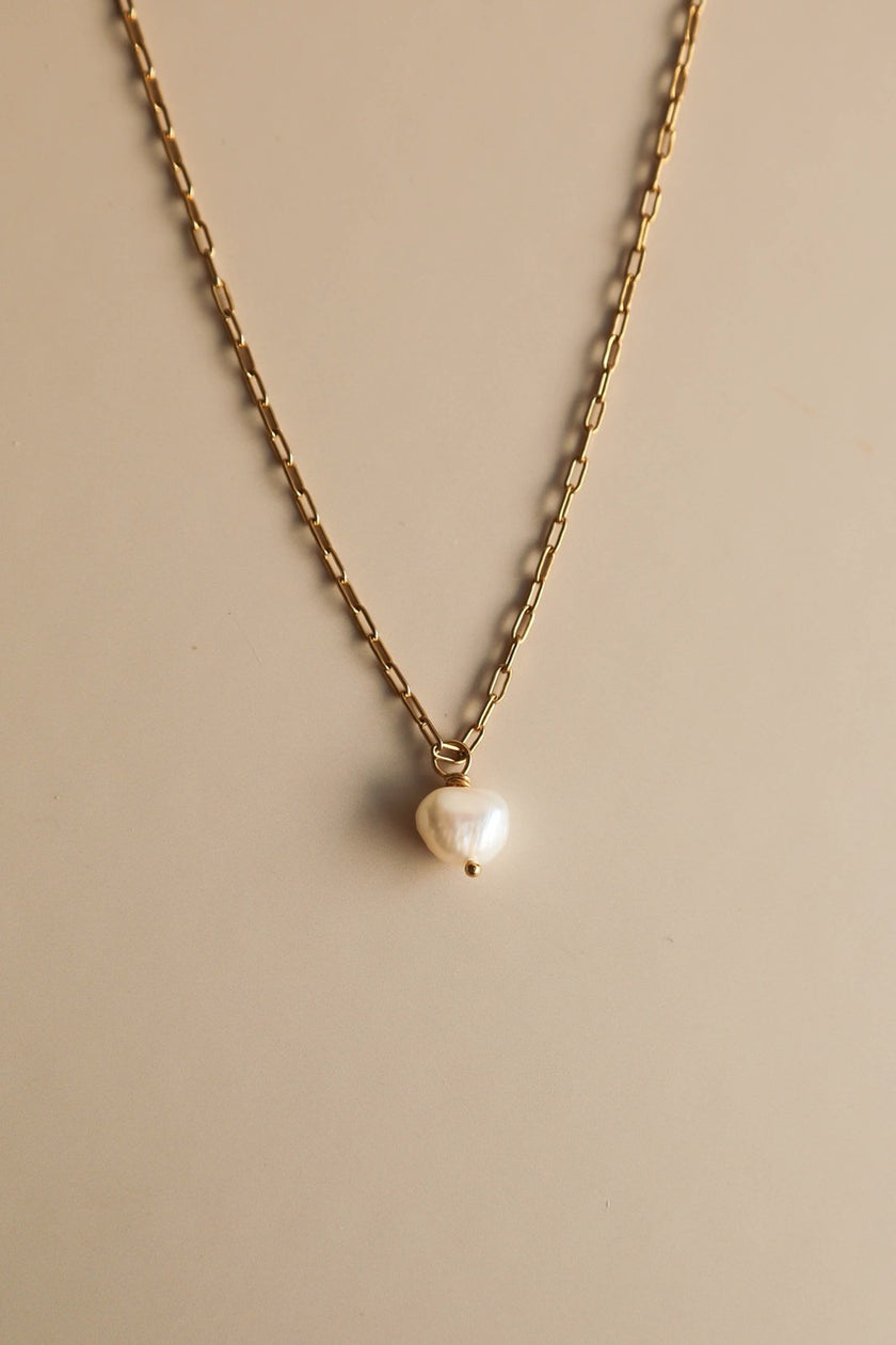 Colar em Aço Dourado com Malha Retangular e Pérola Natural