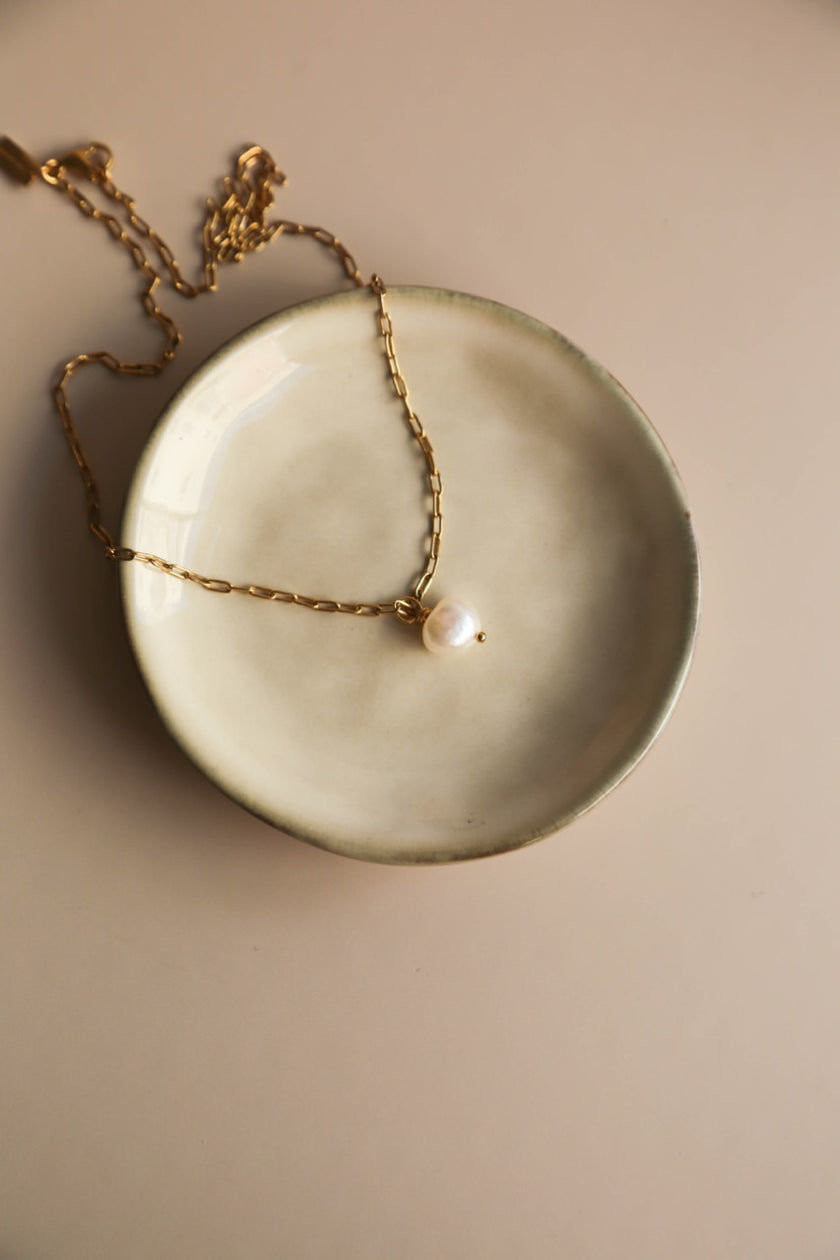 Colar em Aço Dourado com Malha Retangular e Pérola Natural