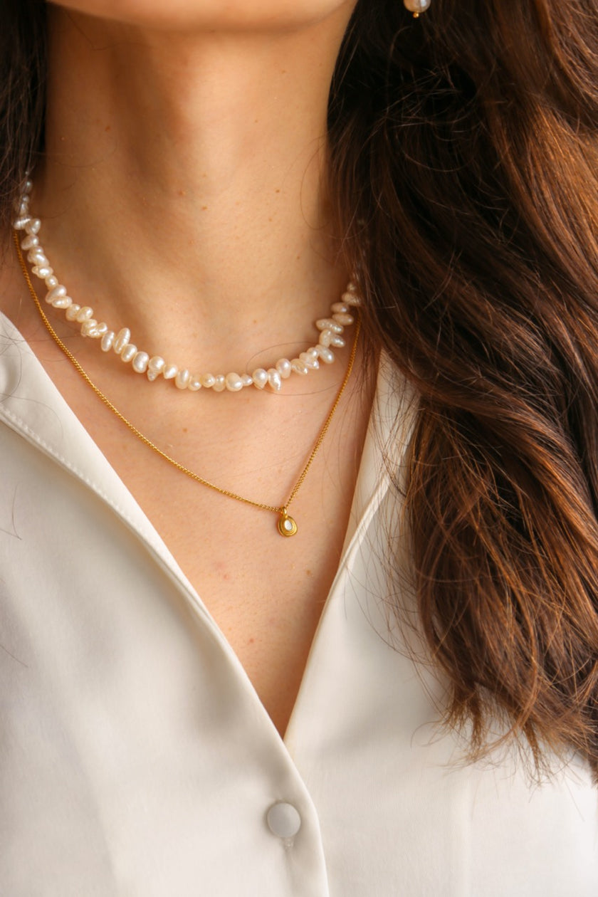 Colar em Aço Dourado com Pendente Pequenino Branco