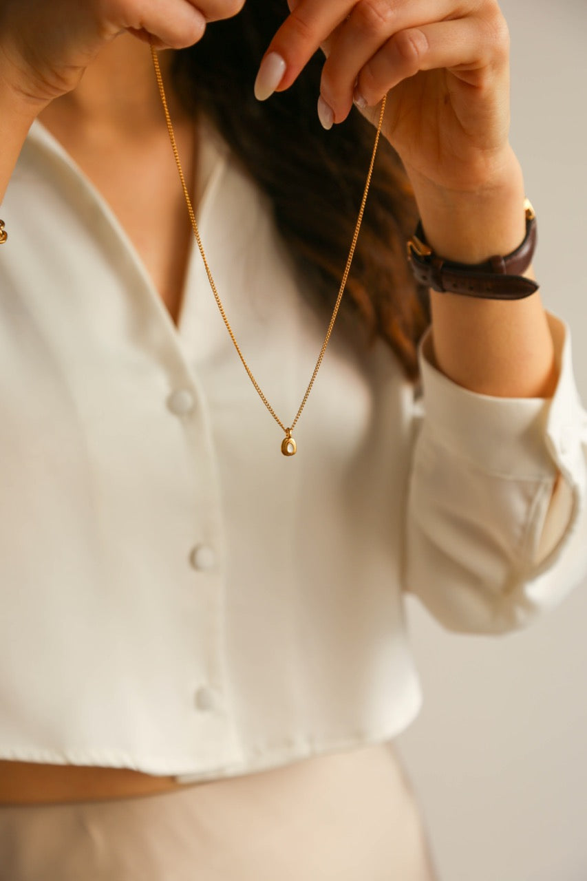 Colar em Aço Dourado com Pendente Pequenino Branco