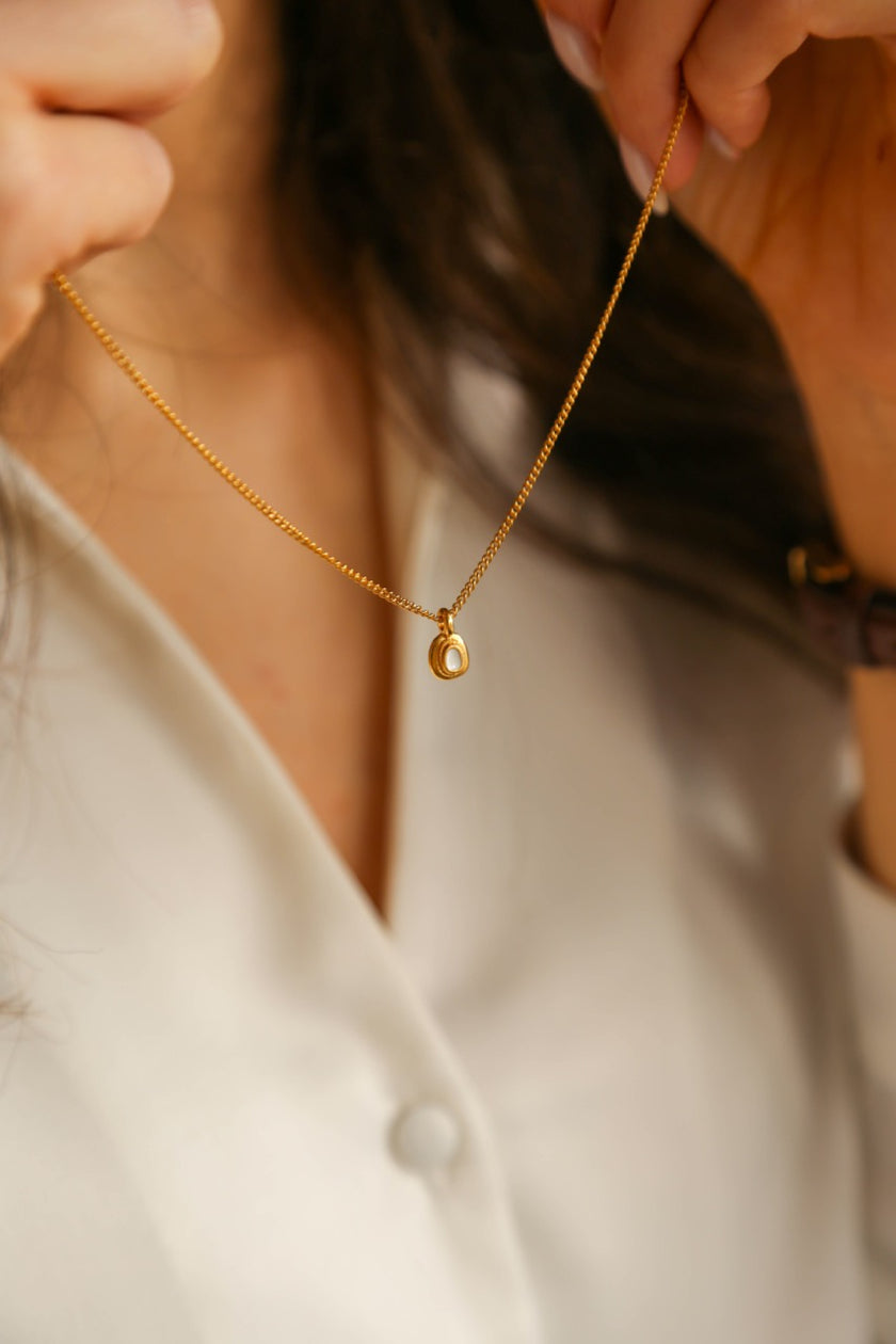 Colar em Aço Dourado com Pendente Pequenino Branco