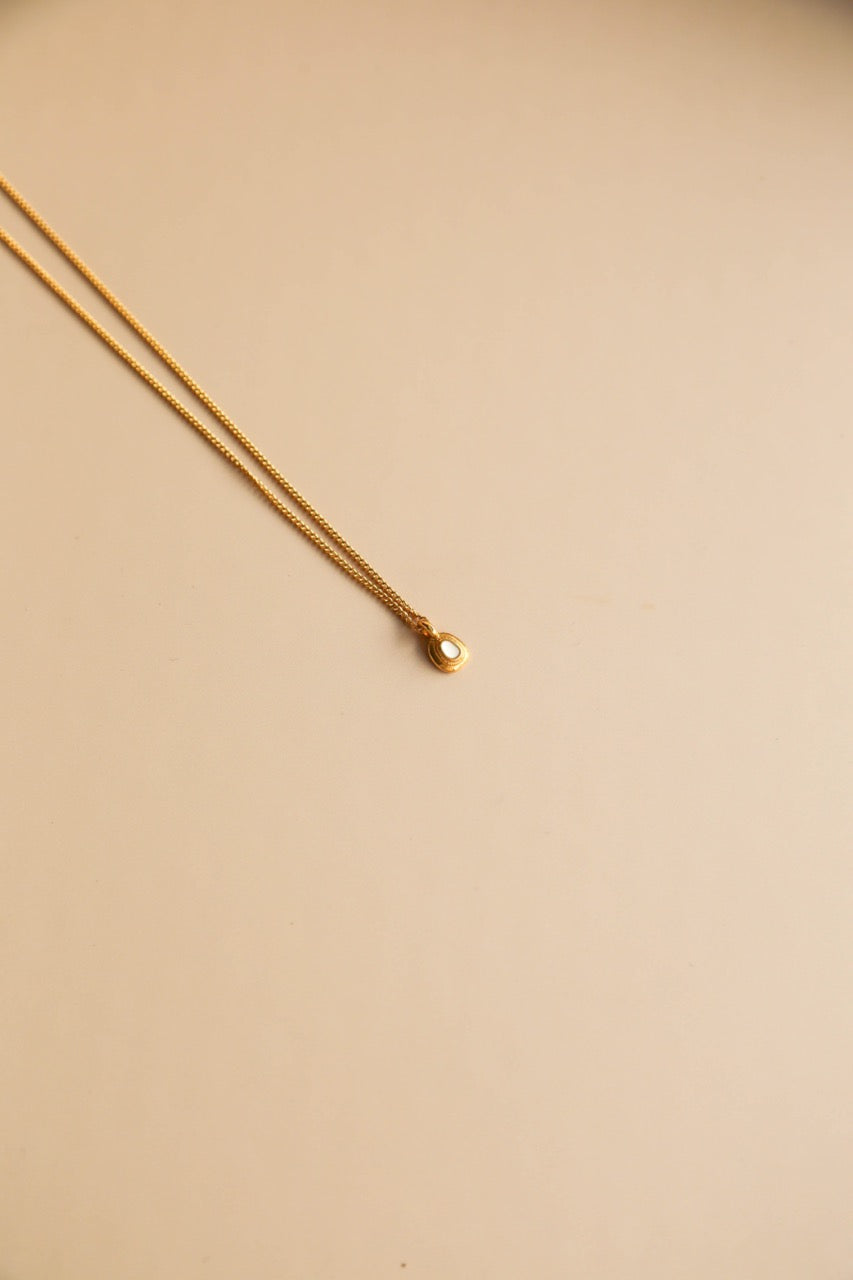 Colar em Aço Dourado com Pendente Pequenino Branco