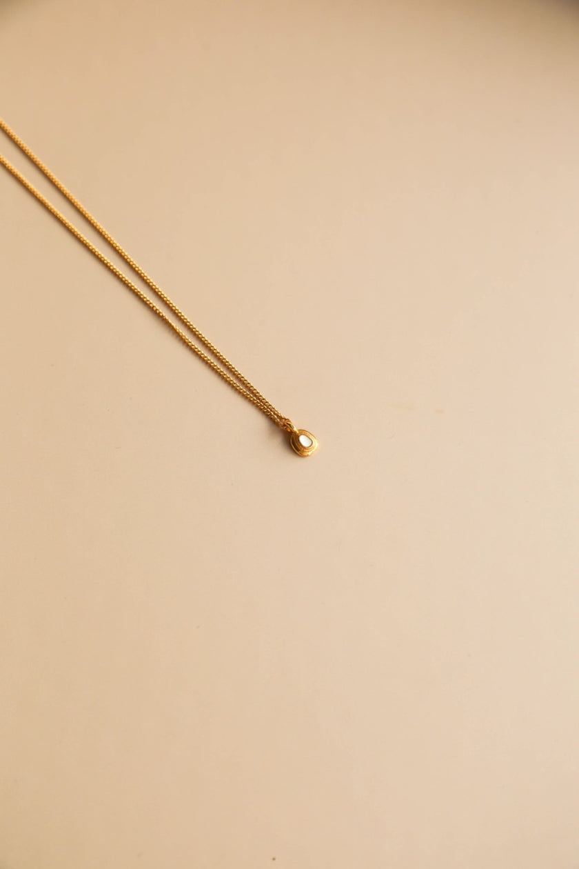 Colar em Aço Dourado com Pendente Pequenino Branco