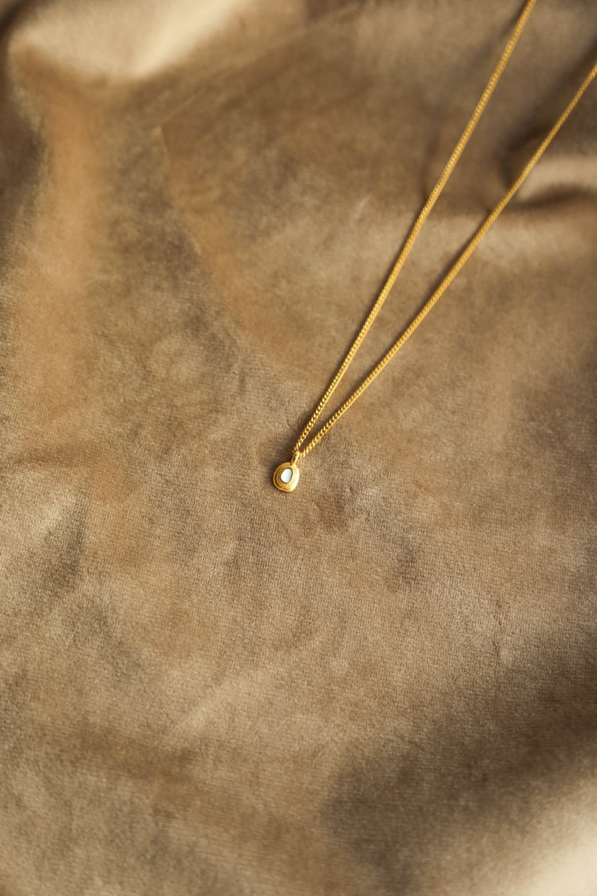 Colar em Aço Dourado com Pendente Pequenino Branco