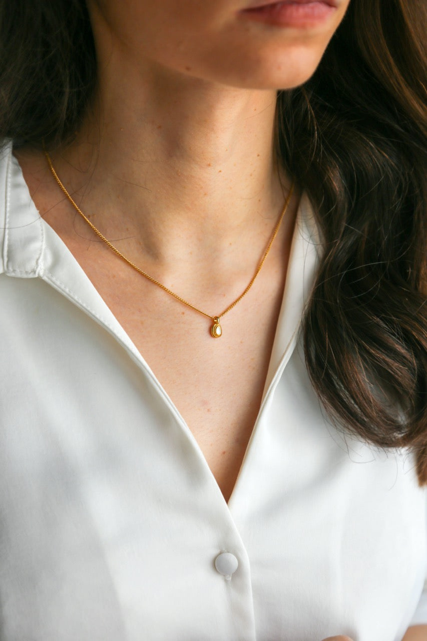 Colar em Aço Dourado com Pendente Pequenino Branco