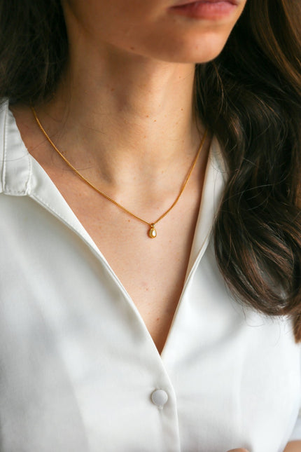 Colar em Aço Dourado com Pendente Pequenino Branco