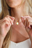 Colar em Aço Dourado com Pendente Rectangular Trabalhado e Madrepérola
