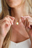 Colar em Aço Dourado com Pendente Rectangular Trabalhado e Madrepérola