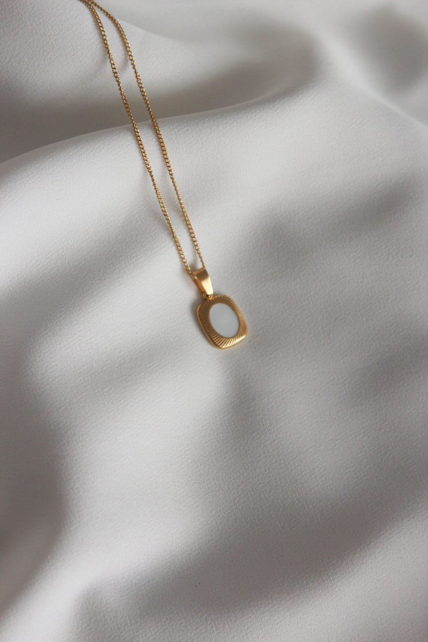 Colar em Aço Dourado com Pendente Rectangular Trabalhado e Madrepérola