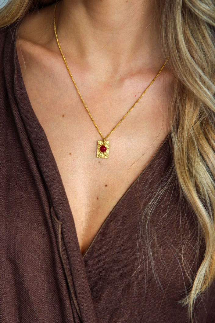 Colar em Aço Dourado com Pendente Rectangular e Pedra Ágata