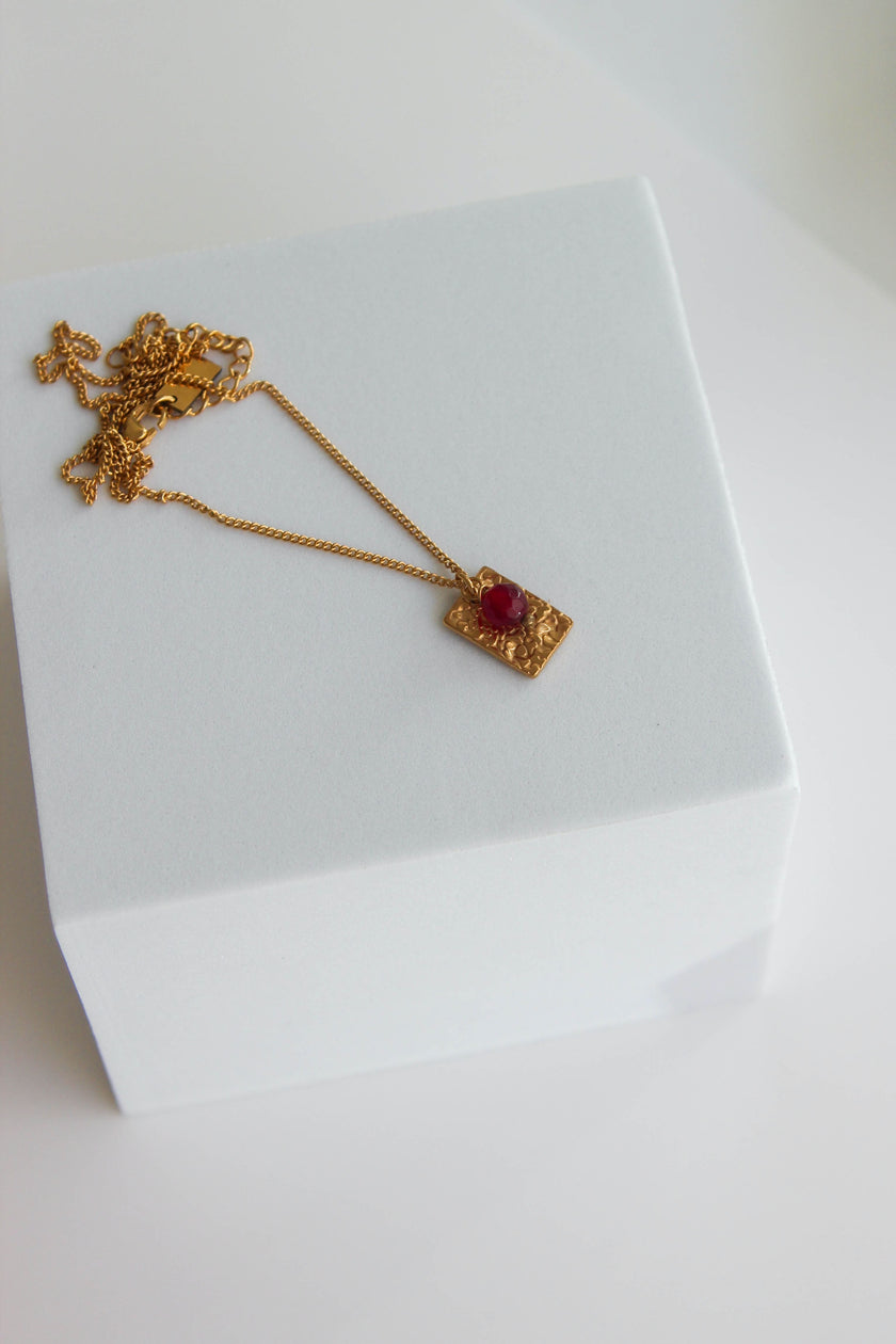 Colar em Aço Dourado com Pendente Rectangular e Pedra Ágata