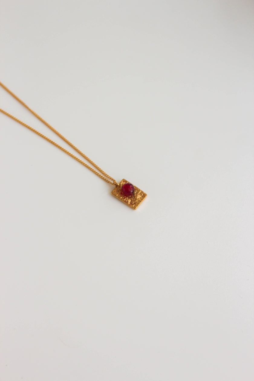 Colar em Aço Dourado com Pendente Rectangular e Pedra Ágata