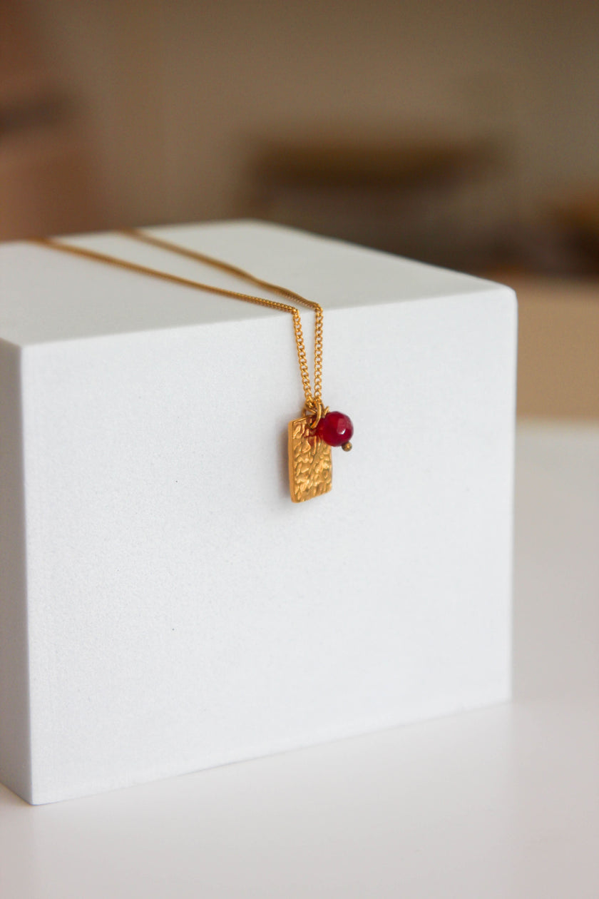 Colar em Aço Dourado com Pendente Rectangular e Pedra Ágata