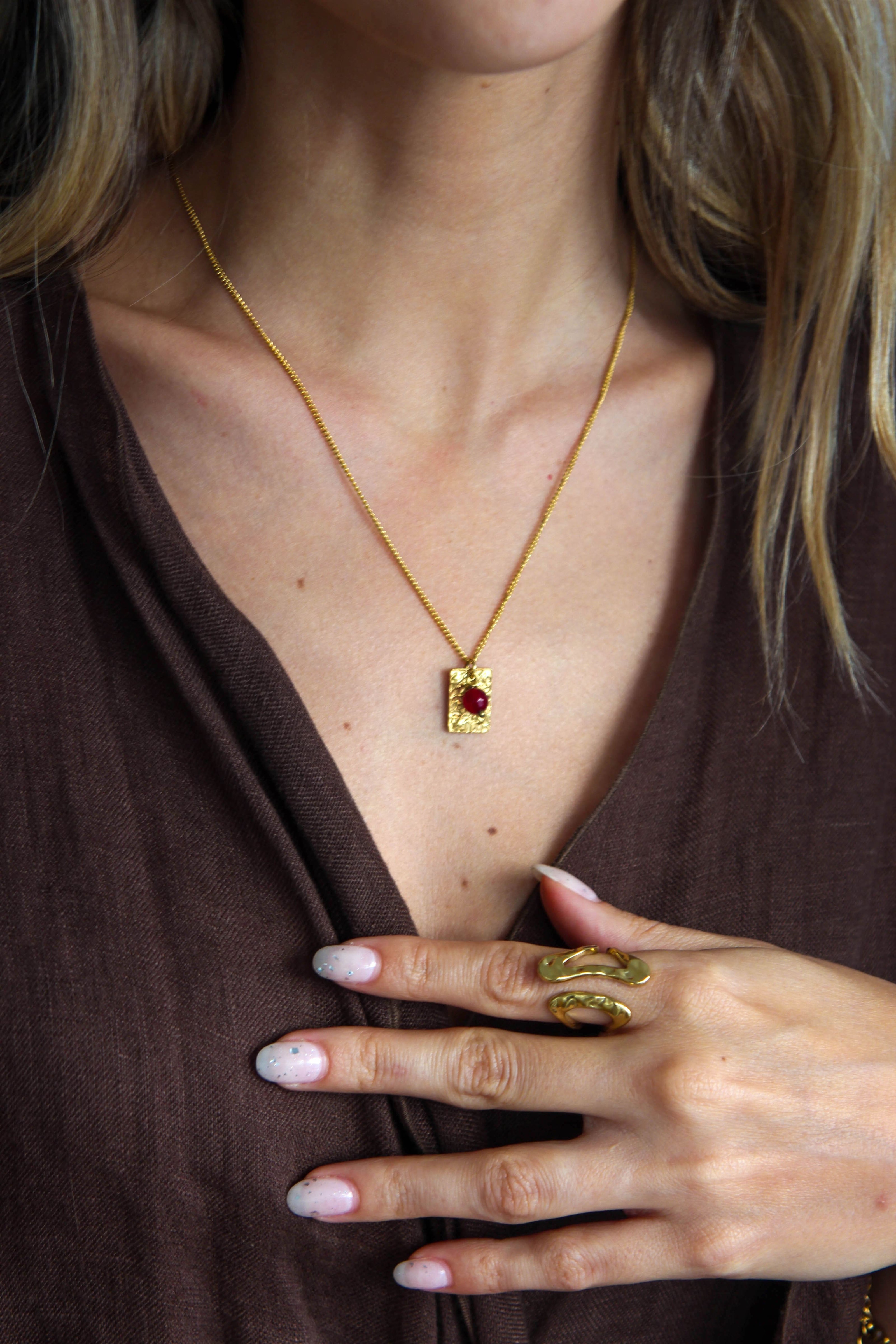 Colar em Aço Dourado com Pendente Rectangular e Pedra Ágata