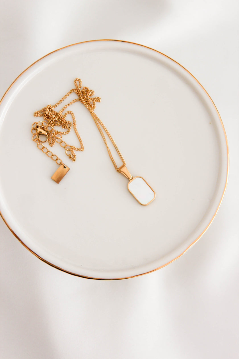 Colar em Aço Dourado com Pendente Rectangular em Madrepérola