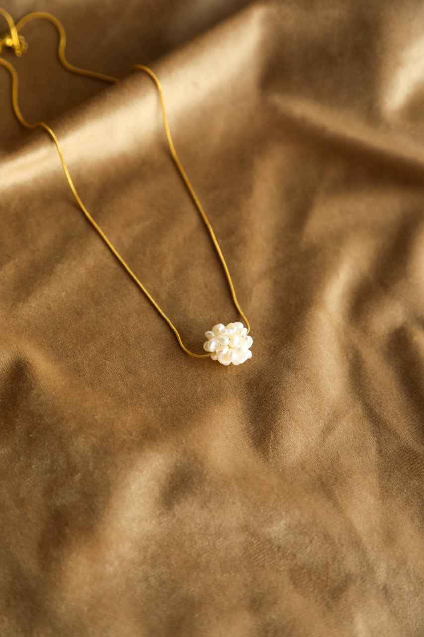 Colar em Aço Dourado com Pendente Redondo de Pérolas