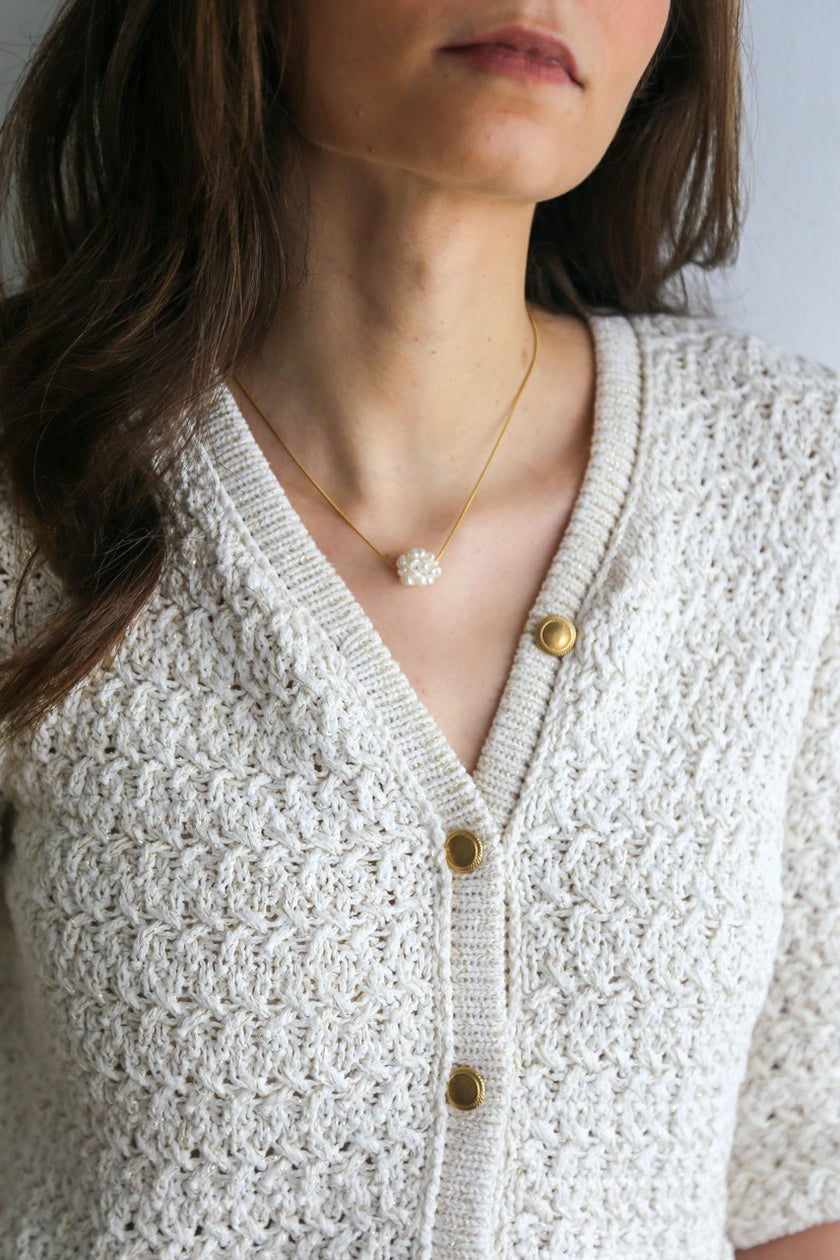 Colar em Aço Dourado com Pendente Redondo de Pérolas