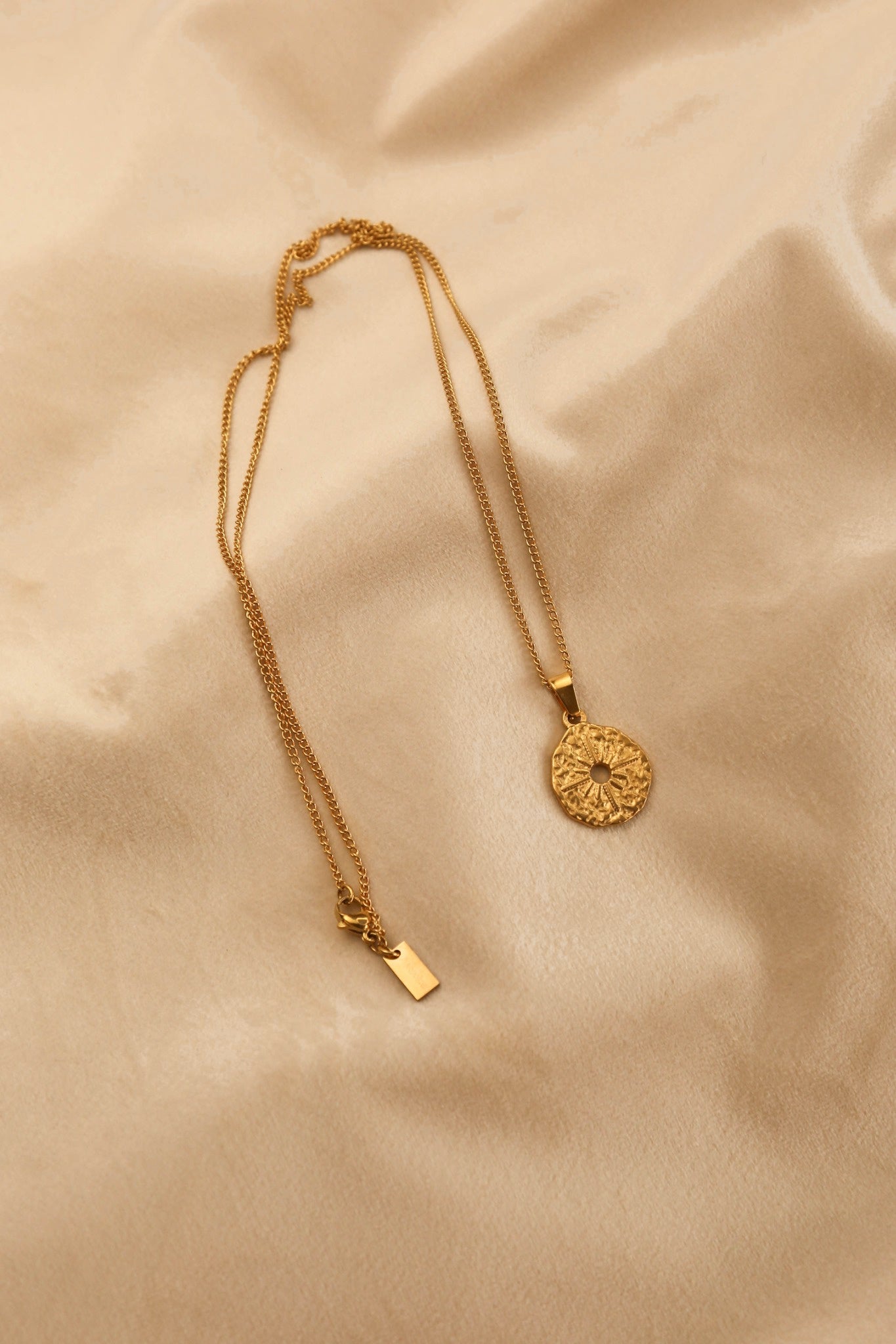 Colar em Aço Dourado Comprido com Pendente Sol