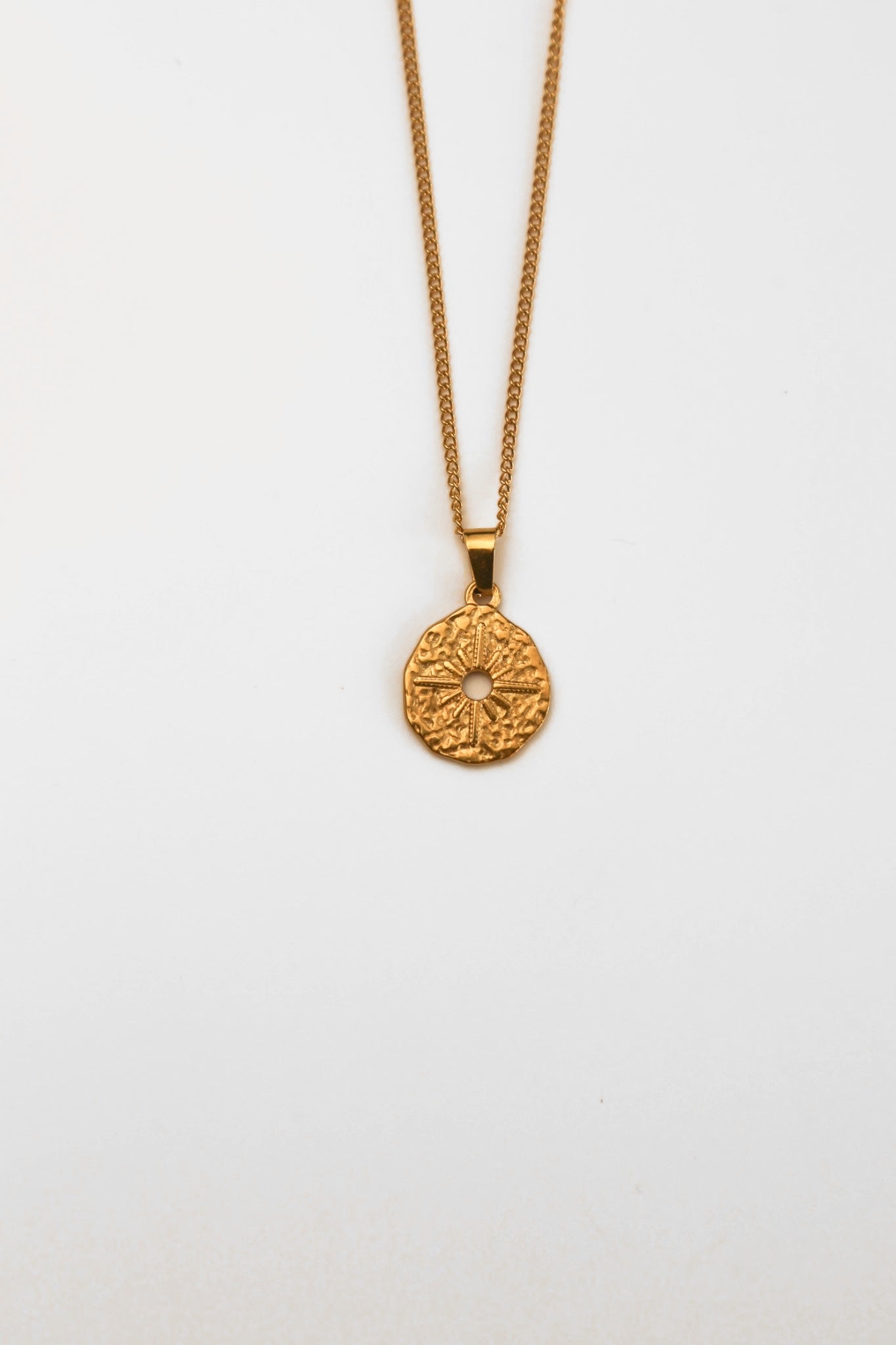 Colar em Aço Dourado Comprido com Pendente Sol