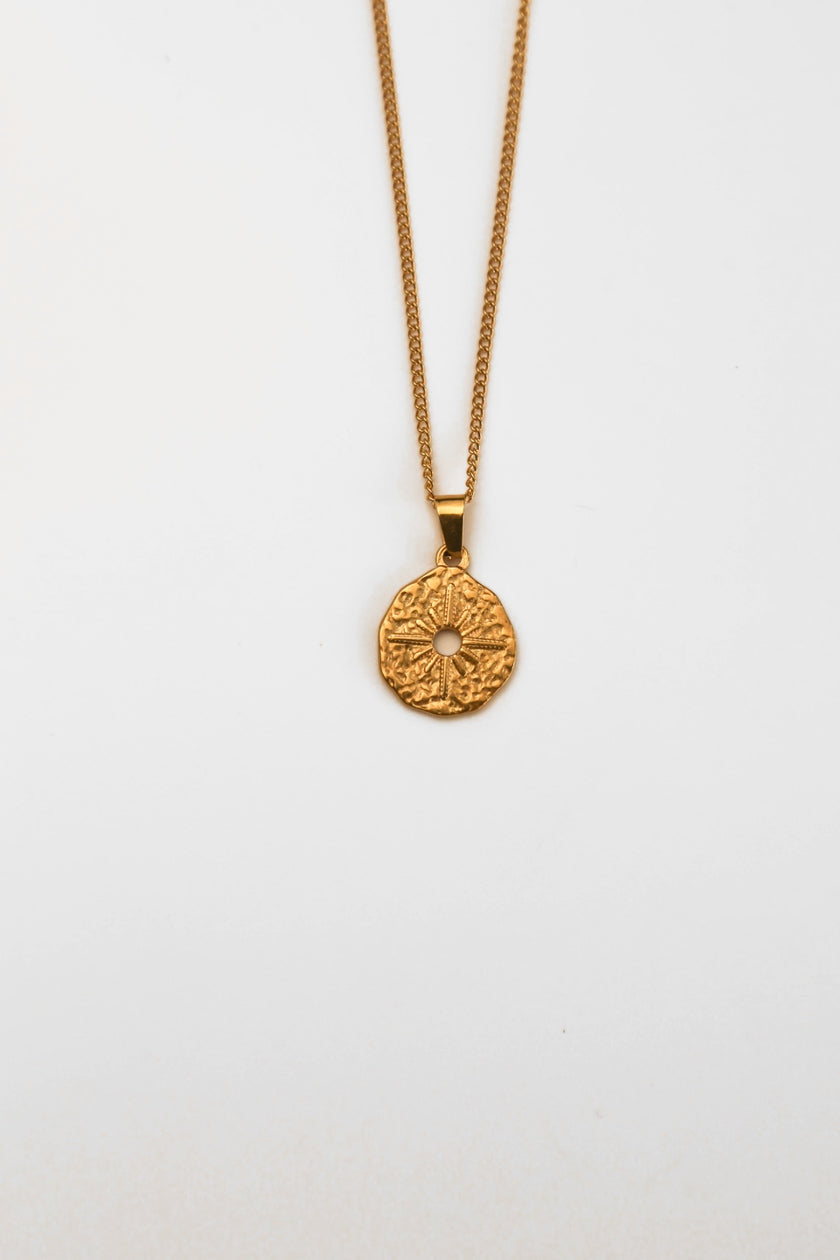 Colar em Aço Dourado Comprido com Pendente Sol