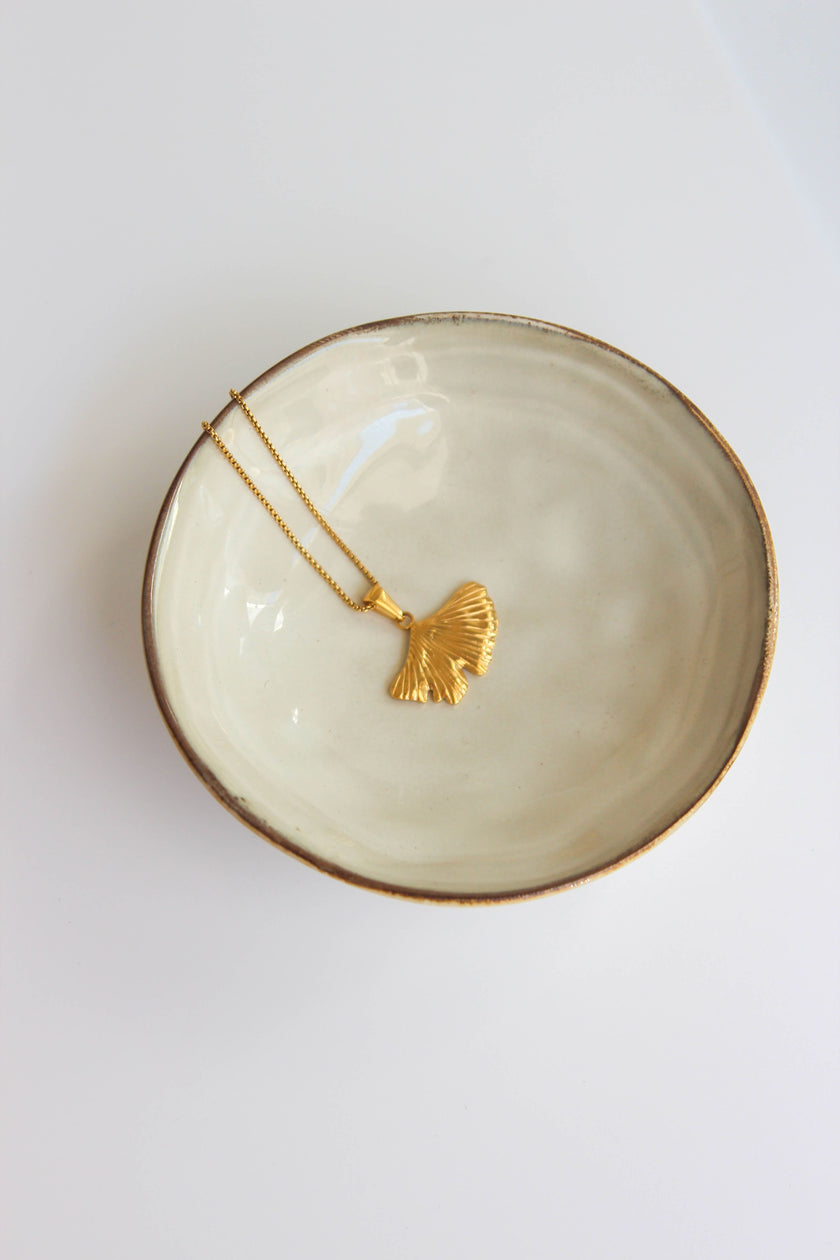 Colar em Aço Dourado ou Prateado com Folha de Ginkgo Biloba