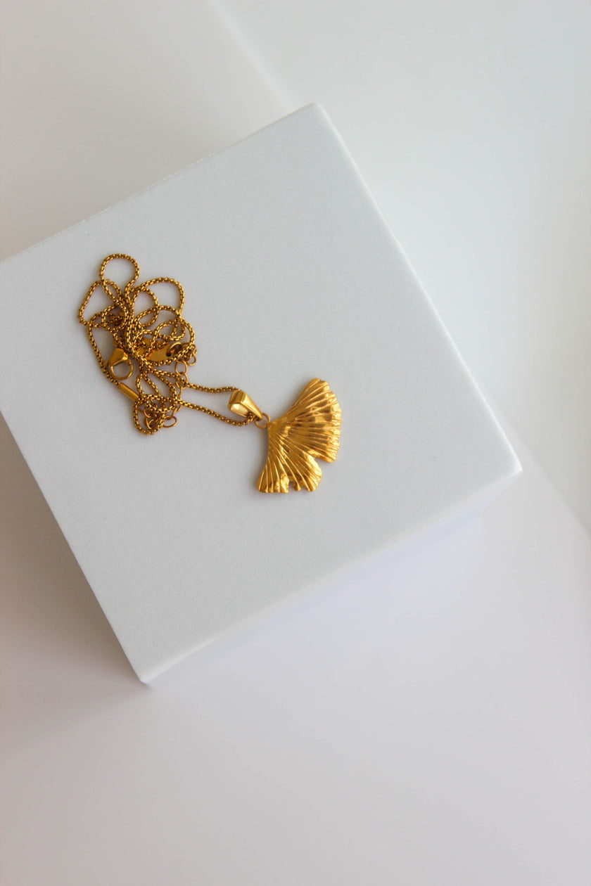 Colar em Aço Dourado ou Prateado com Folha de Ginkgo Biloba