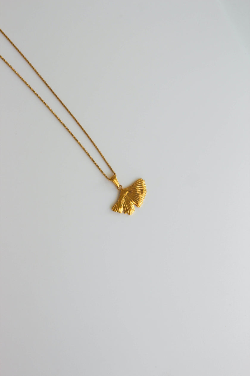 Colar em Aço Dourado ou Prateado com Folha de Ginkgo Biloba