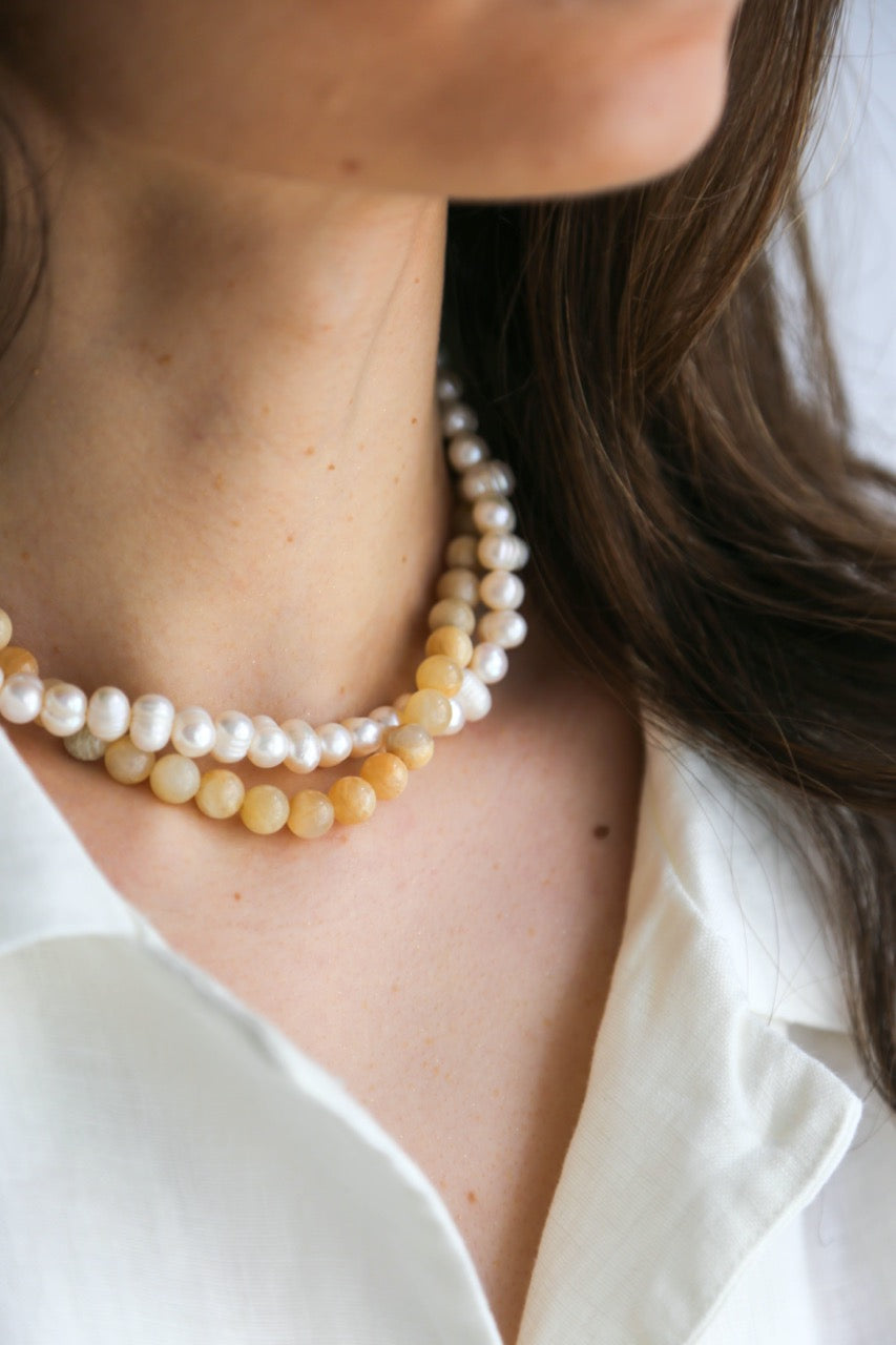 Colar Curto em Aço Duplo com Pérolas Naturais e Pedras Quartzo Cremes