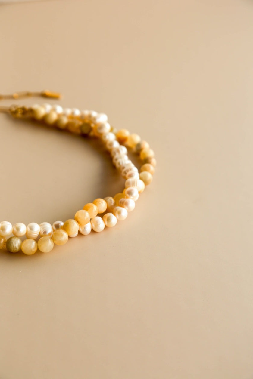 Colar Curto em Aço Duplo com Pérolas Naturais e Pedras Quartzo Cremes