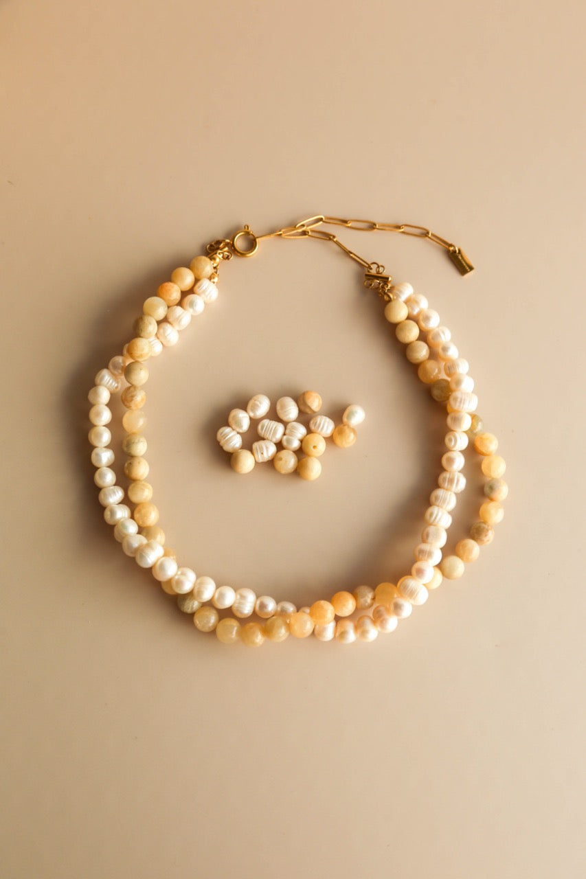 Colar Curto em Aço Duplo com Pérolas Naturais e Pedras Quartzo Cremes