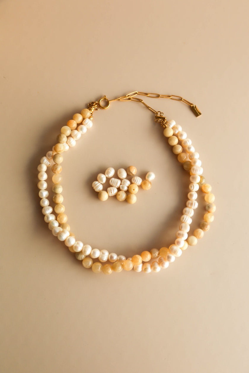 Colar Curto em Aço Duplo com Pérolas Naturais e Pedras Quartzo Cremes